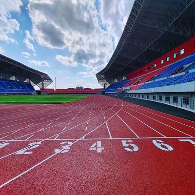 Piste de revêtement par pulvérisation